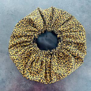 bonnet de nuit en satin et coton imprimé léopard