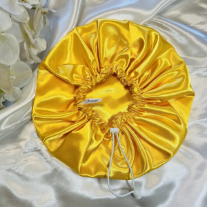 Bonnet de nuit en satin jaune 