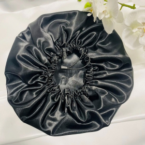 Bonnet de nuit en satin noir