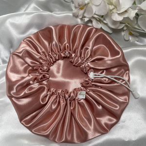 bonnet en satin vieux rose
