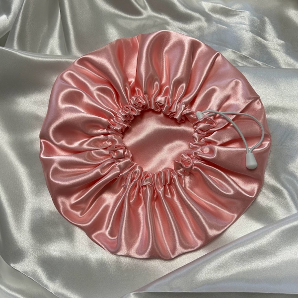 bonnet de nuit en satin rose 
